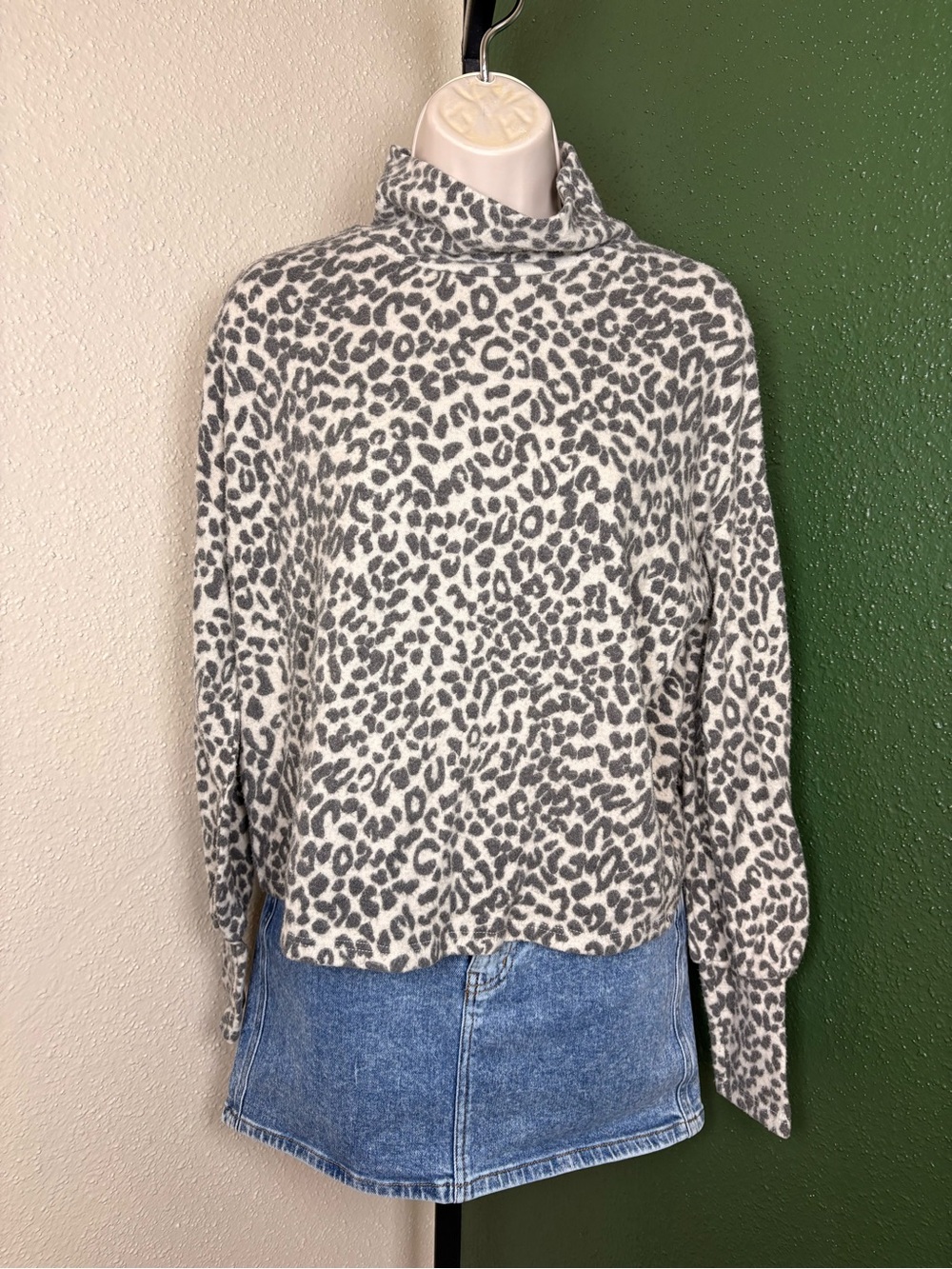 Lulu’s Women's Grey Leopard Print Turtleneck long sleeve fuzzy Top